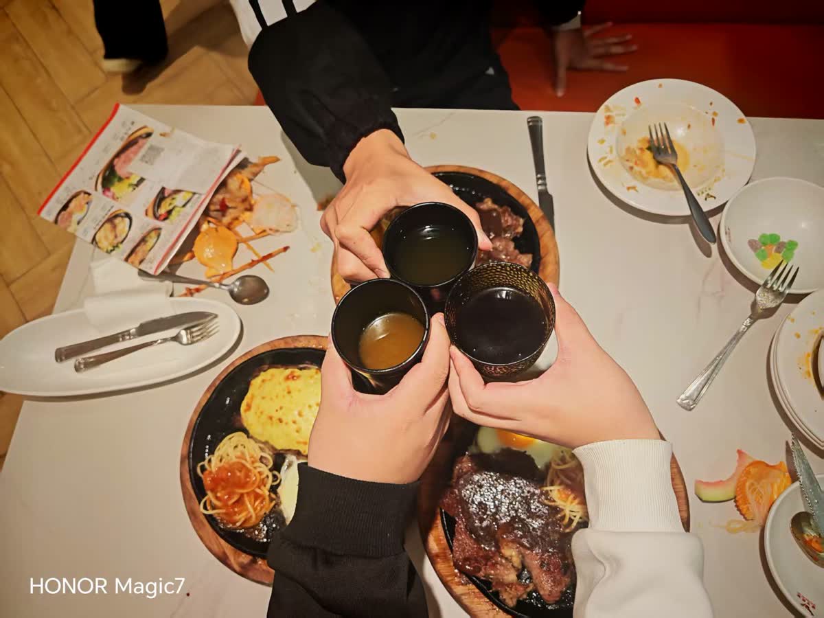 铁板牛排餐桌上三杯饮料碰杯