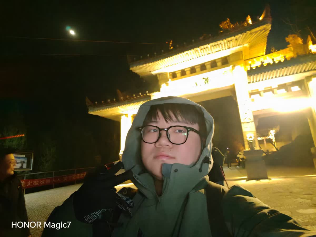 夜爬华山，灯火通明的山门牌坊前自拍