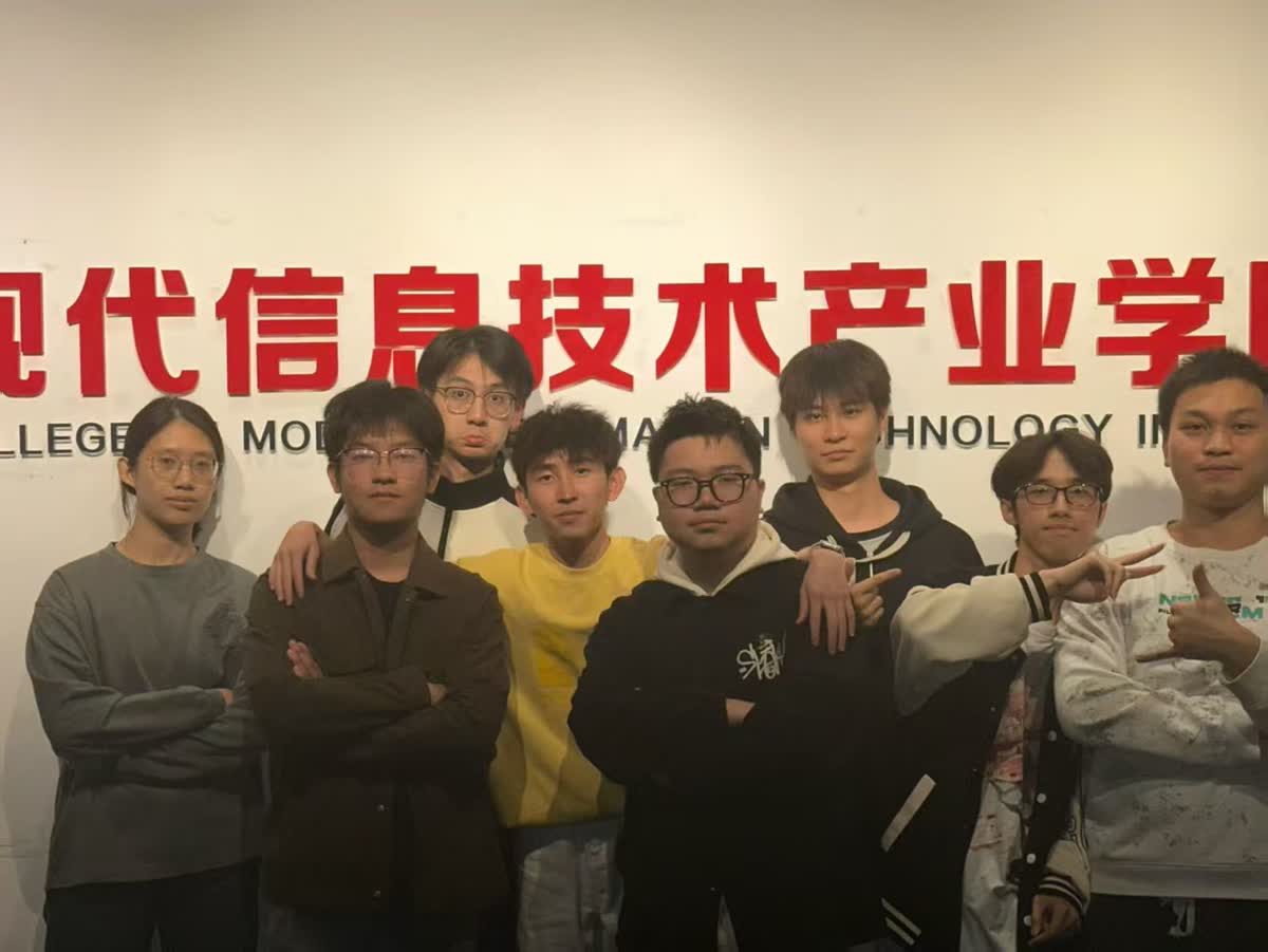 现代信息技术产业学院前的团队合影