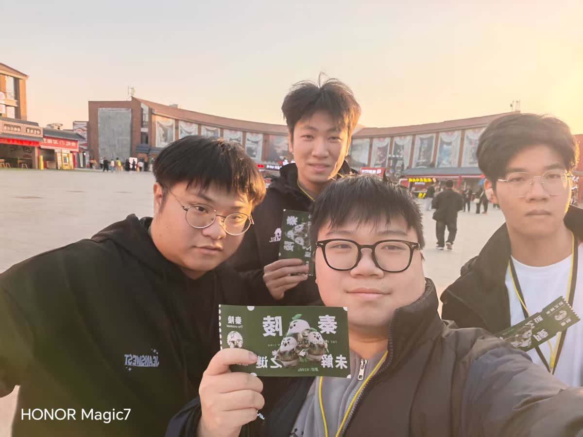 夕阳下与朋友们在秦陵未解之谜景区自拍