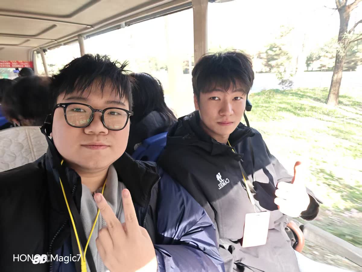 景区观光车上与朋友的自拍