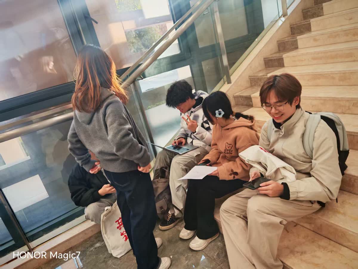 比赛前在楼梯间和队友最后一轮过稿