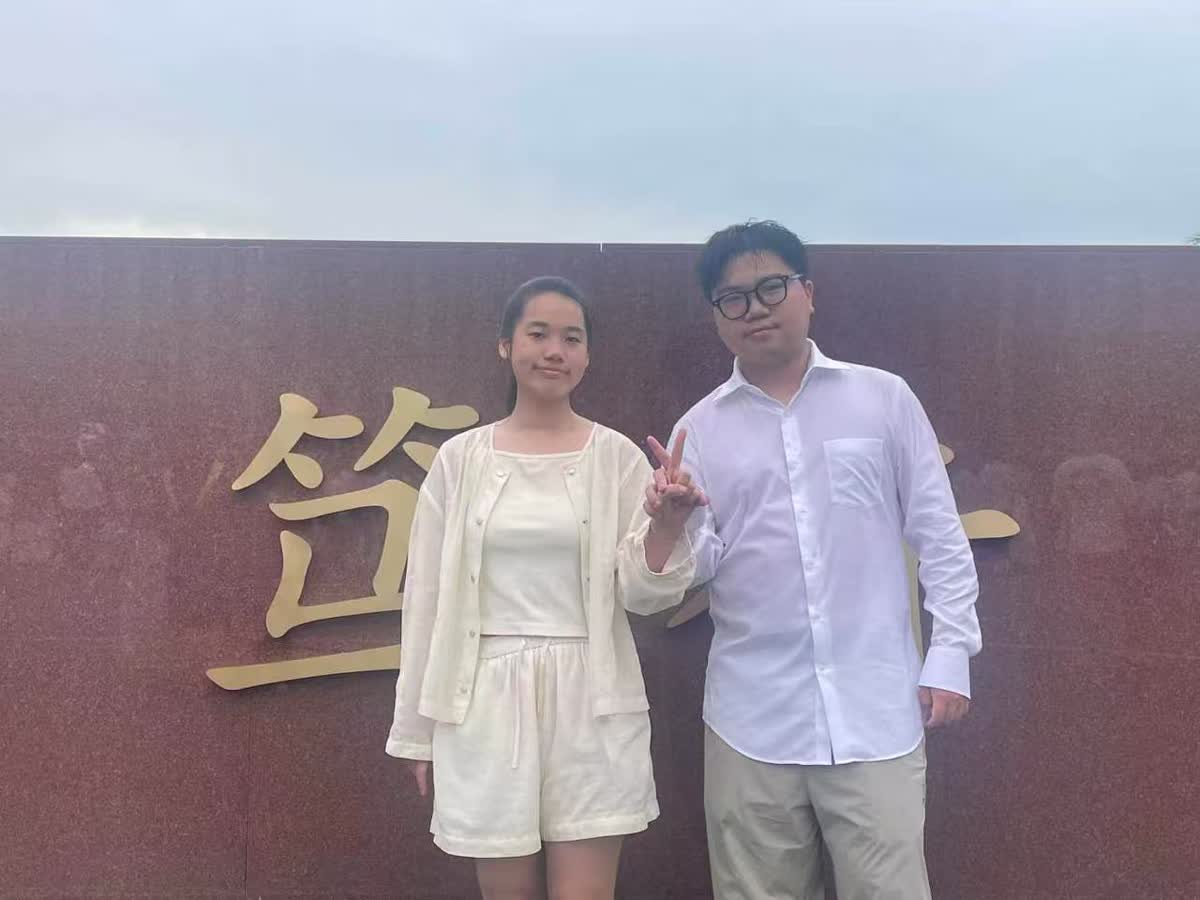 景区石墙金字前与朋友合影