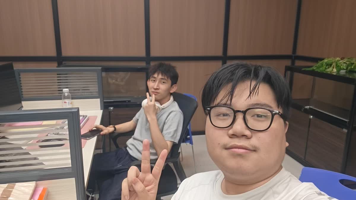 工位上与搭档的自拍